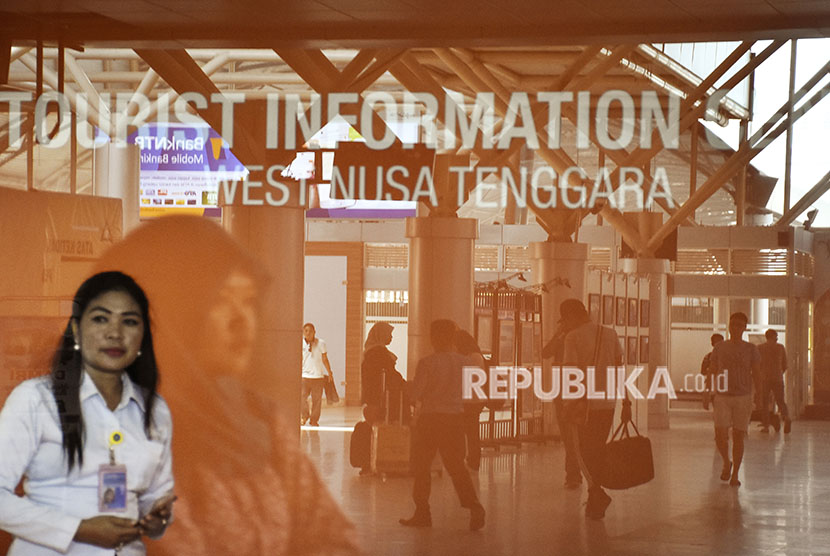 Sejumlah wisatawan tiba di Lombok International Airport (LIA) di Praya, Lombok Tengah, NTB, Senin (23/4). 