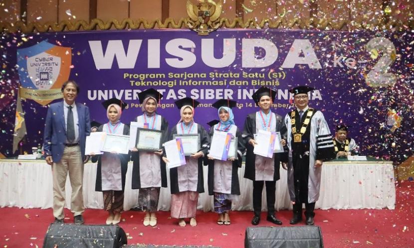 Sejumlah wisudawan berhasil menorehkan prestasi gemilang baik di bidang akademik maupun non-akademik pada penyelenggaraan Wisuda ke-2 Universitas Siber Indonesia atau yang dikenal sebagai Cyber University di Gedung Pewayangan Kautaman TMII, Jakarta Timur, Kamis (14/12/2023).