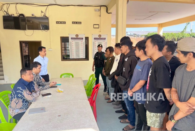 Sejumlah WNI bermasalah yang terlibat penipuan daring mendapatkan pengarahan dari pihak KBRI Phnom Penh di Bavet, Kamboja pada Januari 2025.