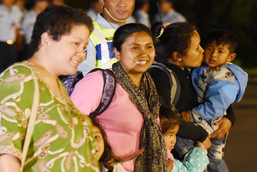  Sejumlah WNI yang selamat dari gempa Nepal tiba di Lanud Halim Perdana Kusuma, Jakarta, Rabu (6/5). (Antara/Akbar Nugroho Gumay)