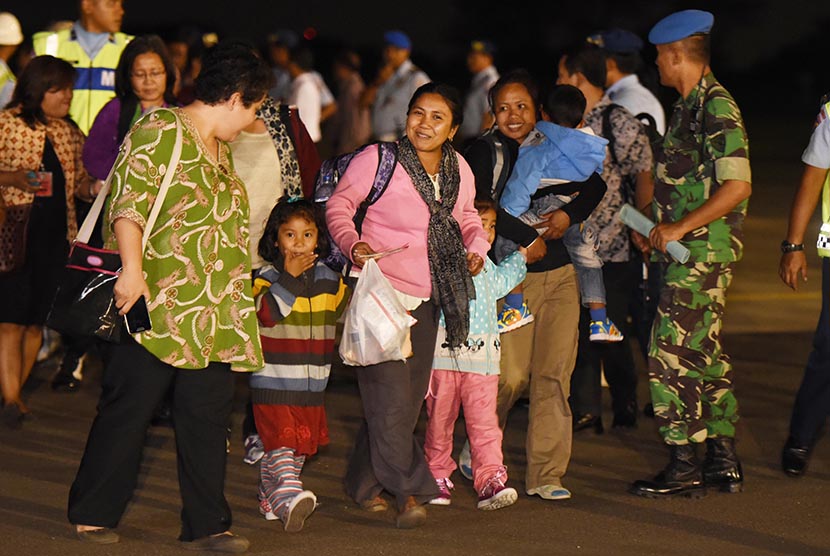  Sejumlah WNI yang selamat dari gempa Nepal tiba di Lanud Halim Perdana Kusuma, Jakarta, Rabu (6/5). (Antara/Akbar Nugroho Gumay)