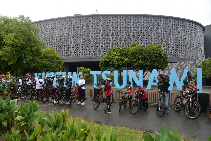 Museum Tsunami di Aceh. Seorang warga mengabadikan fenomena unik di Aceh dimana awan mirip gelombang tsunami.