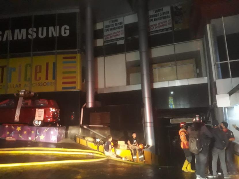 Sejumlah petugas pemadam kebakaran Kota Bandung melakukan upaya pemadaman di basement BEC yang terbakar, Kamis (18/2). 