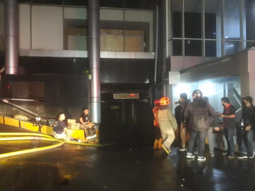 Sejunlah petugas pemadam kebakaran Kota Bandung melakukan upaya pemadaman di basement BEC yang terbakar, Kamis (18/2).