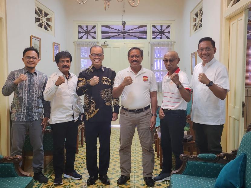 Sekda DIY Beny Suharsono (ketiga kiri) berfoto bersama tim panitia Fun Bike Sehati untuk Bumi yang dipimpin Ketua KONI DIY, Prof Djoko Pekik Irianto (ketiga kanan) di Kompleks Kepatihan, Kota Yogyakarta, Jumat (12/7/2024).  