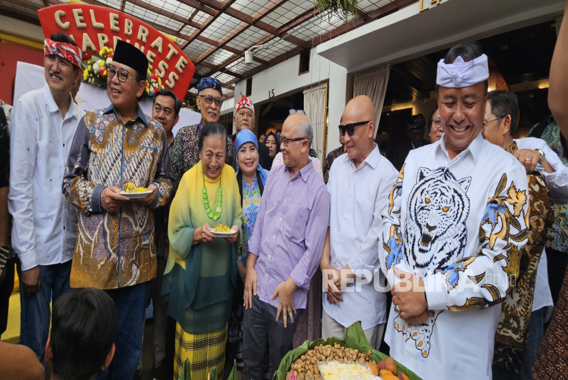 Sekda Jabar Dr Herman Suryatman (kanan) dan sejumlah tokoh Sunda menghadiri acara milangkala Majelis Musyawarah Sunda (MMS) ke-1 di Restoran Bumi Aki, Kota Bandung, Ahad (13/7/2025).