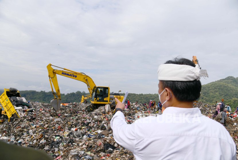 Sekda Jabar Herman Suryatman mengecek longsor sampah di TPA Sarimukti, di Kabupaten Bandung Barat, Ahad (9/3/2025).