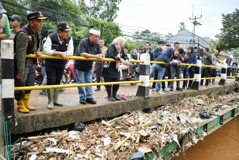 Sekda Jabar Herman Suryatman meninjau bencana banjir di Kecamatan Cimanggung dan aliran Sungai Cimande, Kabupaten Sumedang, Ahad (16/3/2025)