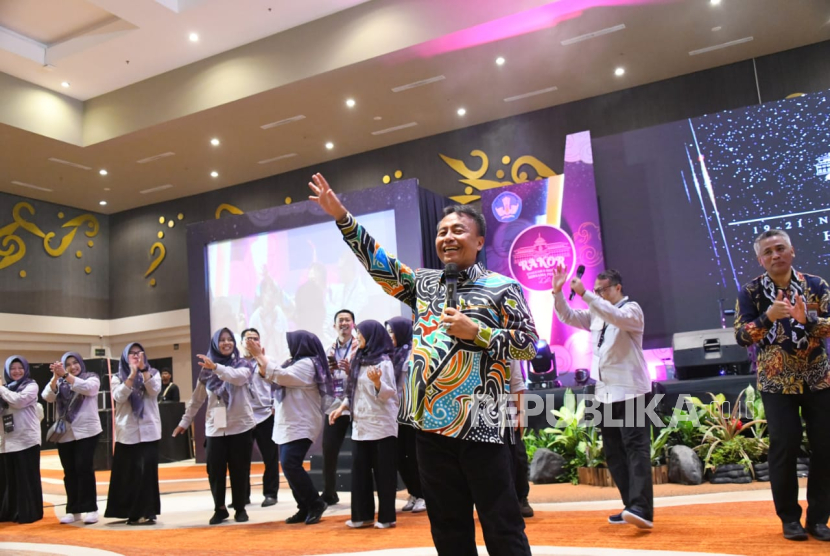 Sekda Jabar Herman Suryatman saat memimpin rakor Evaluasi dan Refleksi  Capaian Program Prioritas Pendidikan di  Aston Cirebon Hotel & Convetion Center, Kota Cirebon, Kamis (21/11/2024)  