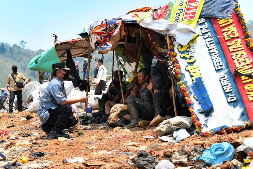 Sekda Jabar Herman Suryatman saat meninjau TPA Sarimukti, di Kecamatan Cipatat, Kabupaten Bandung Barat, Jawa Barat