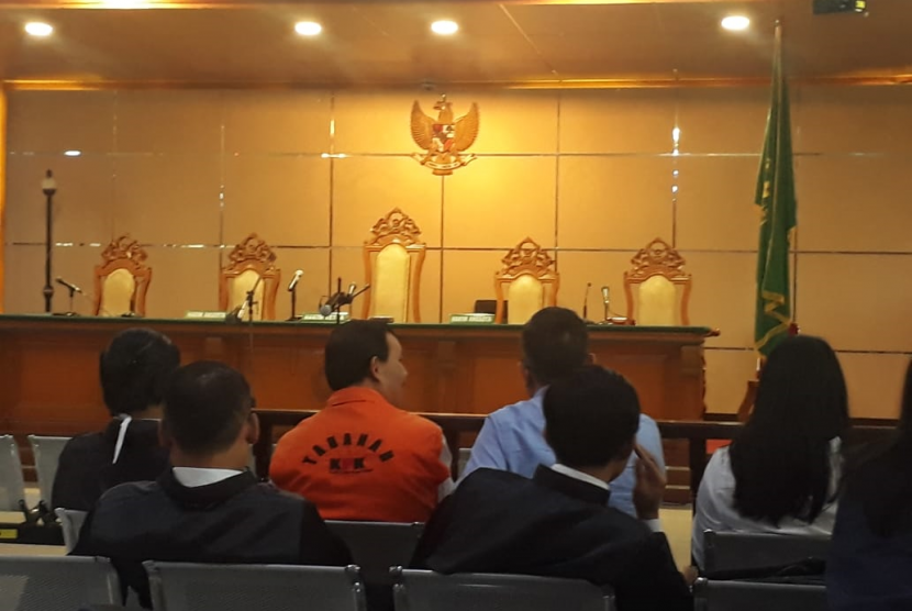 Sekda Jabar nonaktif, Iwa Karniwa saat menunggu persidangan perdana di Pengadilan Tipikor Bandung.