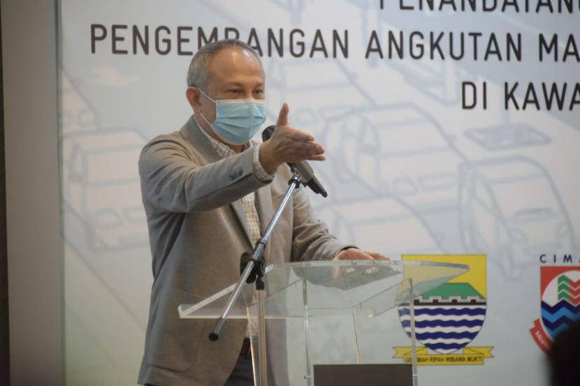 Sekda Jabar Setiawan Wangsaatmaja dalam acara Penandatanganan Kesepatakan Bersama Pengembangan Angkutan Massal Berbasis Jalan atau Bus Rapid Transit (BRT)  di Kawasan Perkotaan Cekungan Bandung di Kota Bandung, Selasa (2/3/2021).