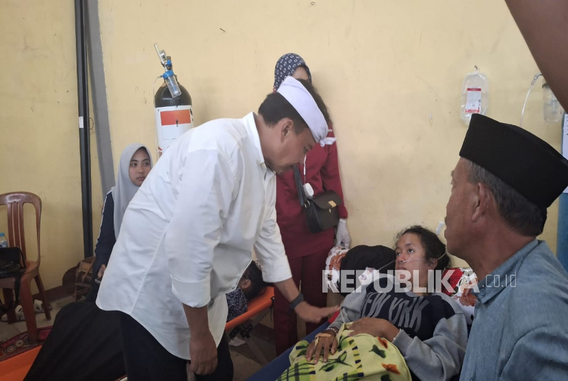 Sekda Jawa Barat Herman Suryatman Mengunjungi Korban Keracunan Massal di Posko Kecamatan Cipongkor, KBB Usai Mengkonsumsi MBG.