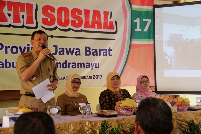 Sekda Jawa Barat Iwa Karniwa berikan arahan di hadapan warga pada baksos DPW Provinsi Jawa barat.