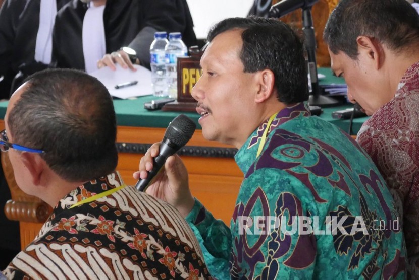 Sekda Jawa Barat, Iwa Karniwa saat menjadi saksi dalam kasus suap Meikarta.