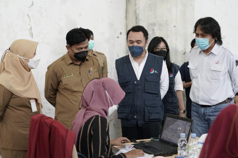 Sekda Kabupaten Kukar dan pengurus YLAM meninjau vaksinasi di Gedung Beladiri Stadion Aji Imbut, Tenggarong, Kabupaten Kukar pada 22-24 November 2021