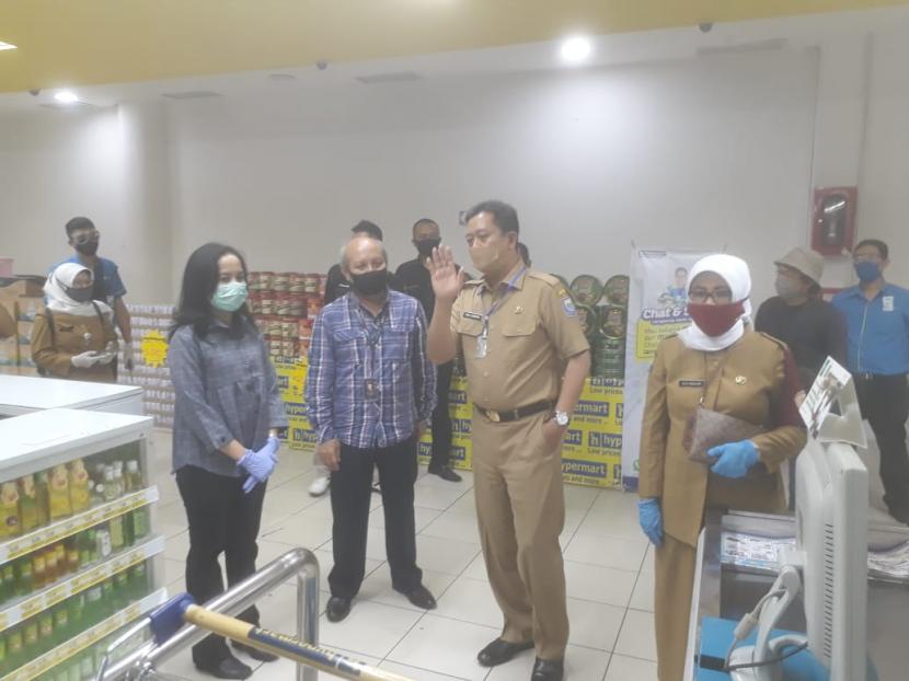 Sekda Kota Bandung, Ema Sumarna meninjau sejumlah toko di mal Kota Bandung yang menerapkan simulasi protokol kesehatan, Selasa (2/6). 