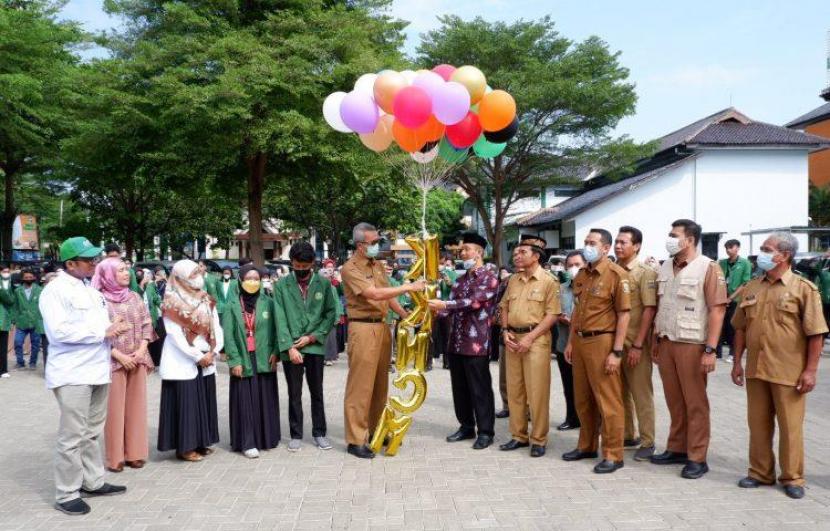 Sekda Kota Cirebon, Agus Mulyadi, saat menghadiri pelepasan peserta Kuliah Kerja Nyata Gerakan Masyarakat Mengaji (KKN GM) tahun 2022 di IAIN Syekh Nurjati, Cirebon, Selasa (19/7/2022). 
