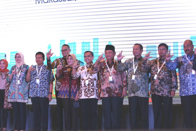 Sekda Kota Cirebon, Asep Dedi (kedua dari kanan) di acara penandatanganan MoU antara Pemkot Cirebon sebagai peserta Gerakan Menuju 100 Smart City dengan Kemenkominfo di Kota Makassar, 22-23 Mei 2017.