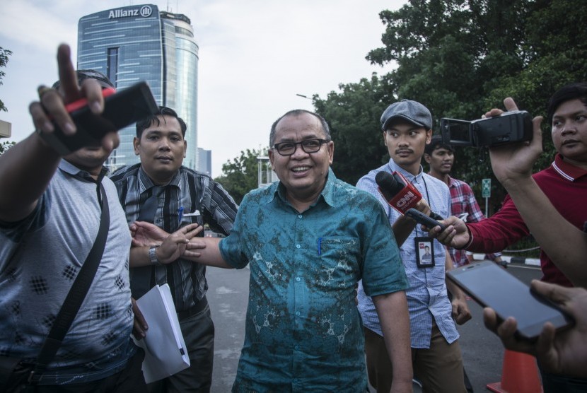 Sekda Kota Dumai Muhammad Nasir (tengah) bergegas seusai menjalani pemeriksaan di gedung KPK, Jakarta, Kamis (5/10). 
