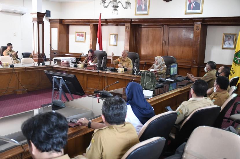 Sekda Kota Sukabumi Dida Sembada memimpin evaluasi pelaksanaan Sistem Pemerintahan Berbasis Elektronik (SPBE) di Balai Kota Sukabumi, Senin (12/12/2022).