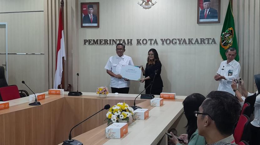 Sekda Kota Yogyakarta, Aman Yuriadijaya memberikan apresiasi secara simbolis kepada warga yang menjadi pemenang dalam kegiatan Pemenang dan Undian Waspada di Ruang Yudistira, Kompleks Balai Kota Yogyakarta, Rabu (29/5/2024).
