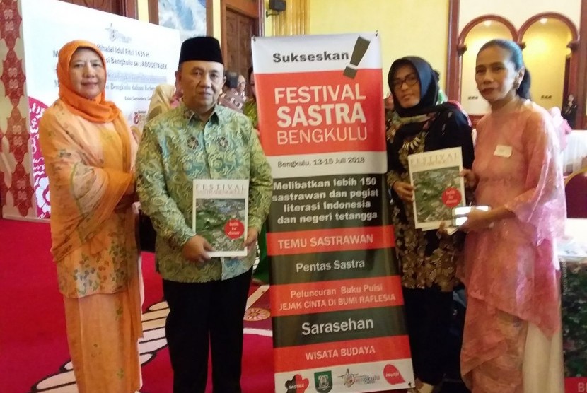 Sekda Pemprov Bengkulu Novian Andusti (berbaju batik) bersama istri, dan Ketua Panitia Festival Sastra Bengkulu (FSB), Willy Ana (berhijab hitam) pada acara sosialisasi Festival Sastra Bengkulu di Jakarta, pekan lalu.
