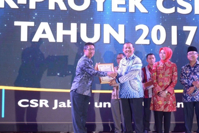 Sekda Pemprov Jabar Iwa Karniwa, mewakili Gubernur Ahmad Heryawan, menyerahkan plakat penghargaan CSR kepada Direktur SDM PT Pupuk Kujang Cikampek, Indra Armansyah, Selasa malam (17/4). PT Pupuk Kujang meraih penghargaan CSR bersama 132 perusahaan lainnnya di Jabar,