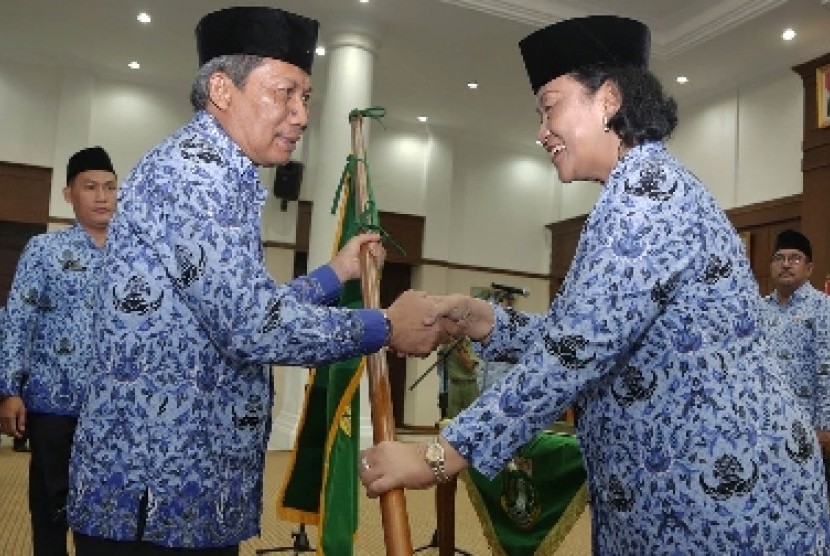 Sekda Provinsi Banten Kurdi Matin (kiri).