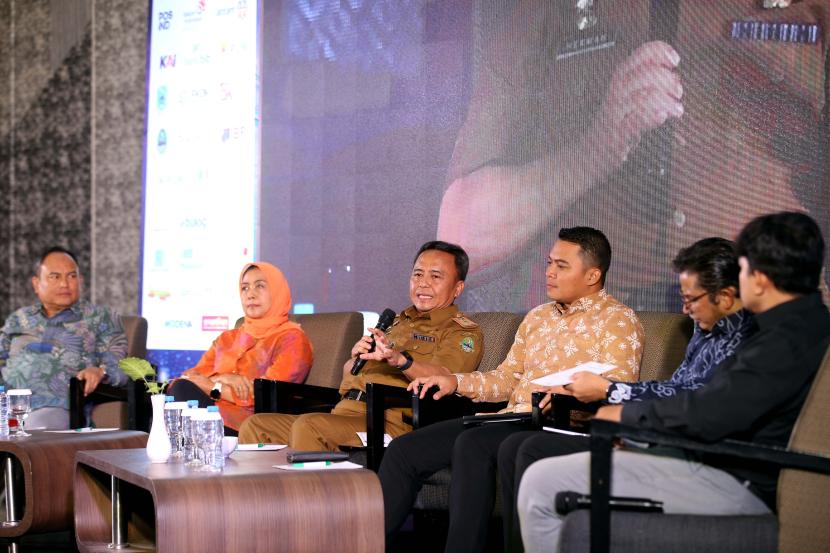 Sekda Provinsi Jabar Herman Suryatman di acara Seminar Nasional yang digelar oleh Ikatan Wartawan Ekonomi Bisnis (IWEB) dengan tema 