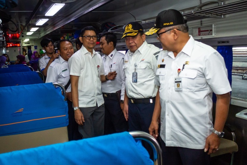 Sekda Provinsi Jateng Sri Puryono (kanan) didampingi Direktur Keselamatan dan Keamanan PT KAI Apriyono Wedi Chresnanto (kedua kanan) meninjau rangkaian Kereta Api (KA) Joglosemarkerto saat peluncuran kereta tersebut di Stasiun Tawang, Semarang, Jawa Tengah, Sabtu (01/12/2018).