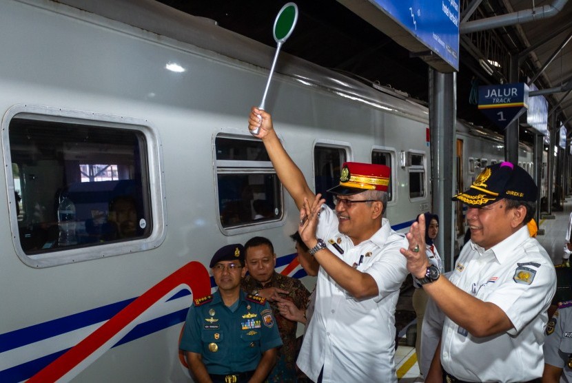 Sekda Provinsi Jateng Sri Puryono (kedua kanan) didampingi Direktur Keselamatan dan Keamanan PT KAI Apriyono Wedi Chresnanto (kanan) melepas keberangkatan Kereta Api (KA) Joglosemarkerto saat peluncuran kereta tersebut di Stasiun Tawang, Semarang, Jawa Tengah, Sabtu (01/12/2018). 