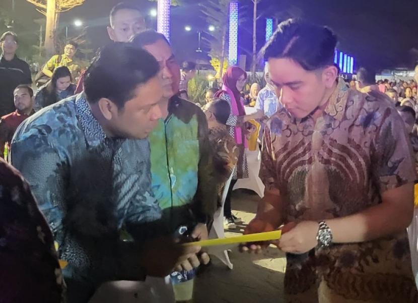  Sekda Provinsi Kalimantan Selatan Roy Rizali Anwar (kiri) memberikan undangan pembukaan Pekan Olahraga Wartawan Nasional (Porwanas) XIV/2024 kepada wakil presiden RI terpilih Gibran Rakabuming Raka.