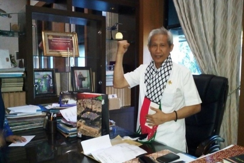 Sekda Sultra Lukman Abunawas mengenakan syal Indonesia-Palestina pemberian KNRP Sultra.