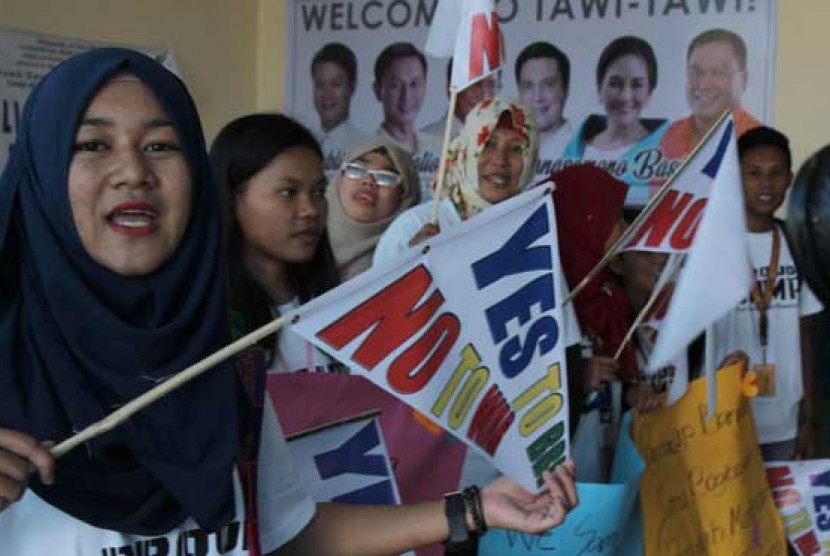 Sekelomok warga di Tawi-tawi menyambut kedatangan delegasi konggres Filipina yang akan membicarakan UUD Bangsamoro.