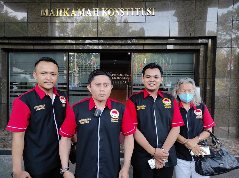 Sekelompok advokat dari LQ Indonesia Lawfirm mengajukan uji materi UU Advokat ke MK