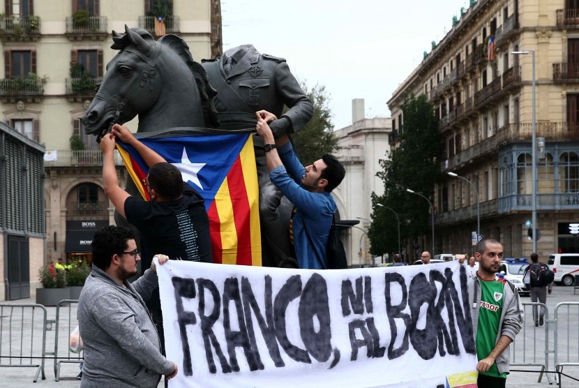 Sekelompok aktivis memasang bendera Catalan di Kota Barcelona, Spanyol.