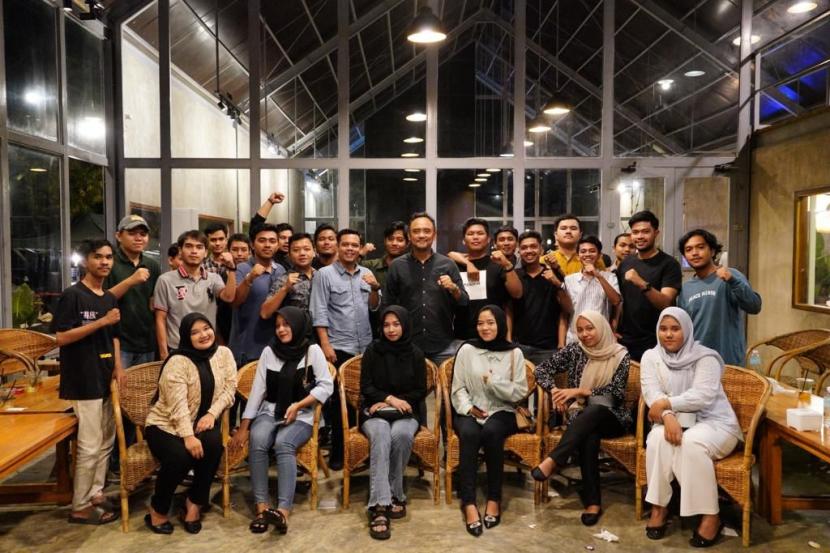 Sekelompok anak muda dan mahasiswa berkumpul di sebuah kafe di  Jalan Seulanga, Ulee Kareng, Kota Banda Aceh, membahas Pemilu 2024.