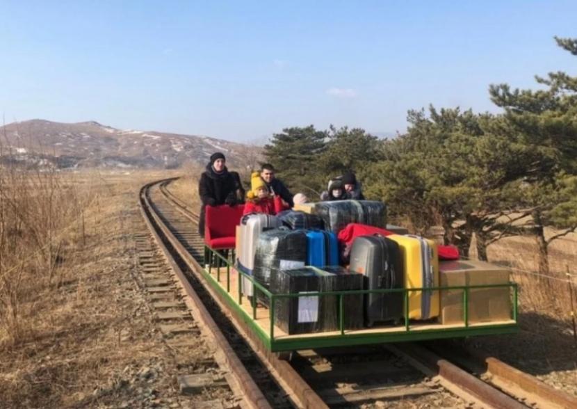 Diplomat Rusia Tinggalkan Korut Pakai Kereta Troli. Sekelompok diplomat Rusia bersama keluarga mereka mendorong kereta troli untuk meninggalkan Korea Utara (Korut).