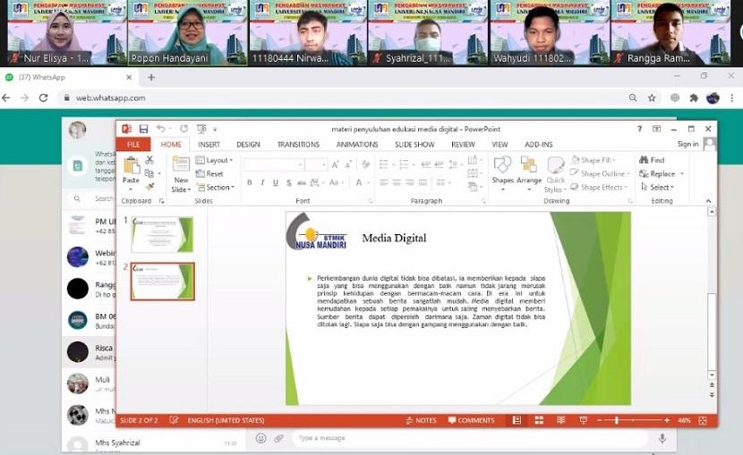 Sekelompok dosen dan mahasiswa Universitas Nusa Mandiri (UNM) memberi edukasi tentang penggunaan informasi digital. 