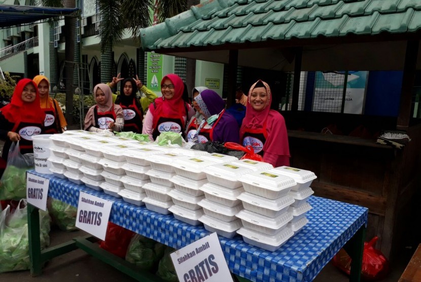 Sekelompok ibu-ibu berbagi nasi Jumat (Si-Jum) secara gratis di sejumlah masjid di Banyuwangi. Nasi ini diberikan secara cuma-cuma kepada jamaah setelah usai shalat Jumat.