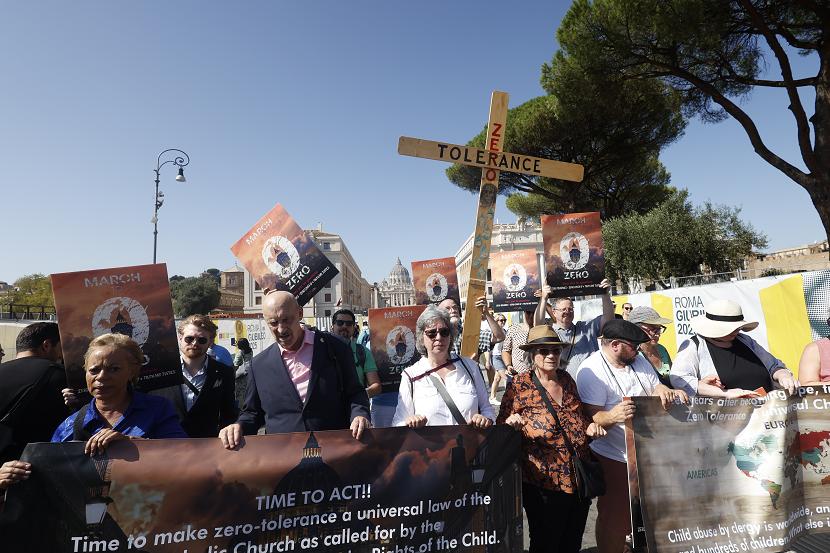 Sekelompok korban pelecehan seksual oleh para pemimpin Gereja Katolik di berbagai dunia, dan para aktivis serta pendukung mereka pada hari Rabu (27/9/2023) turun ke jalan di kota Roma, Italia.