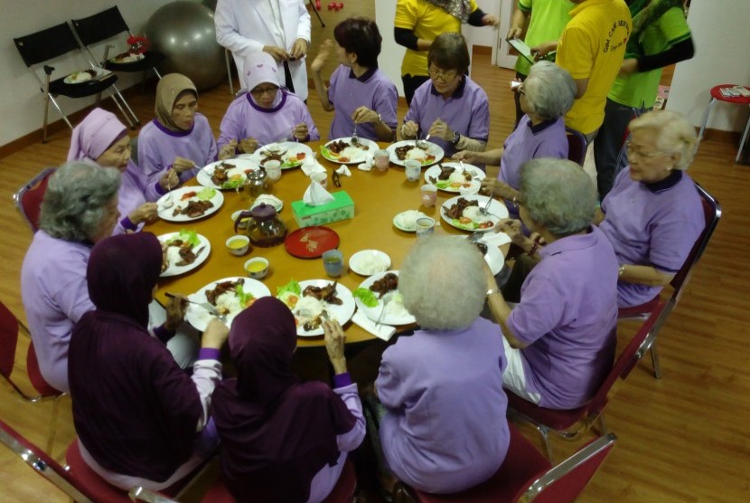 Sekelompok lansia mengikuti program yang tersedia khusus bagi lansia di day care Graha Ichsan Bintaro.