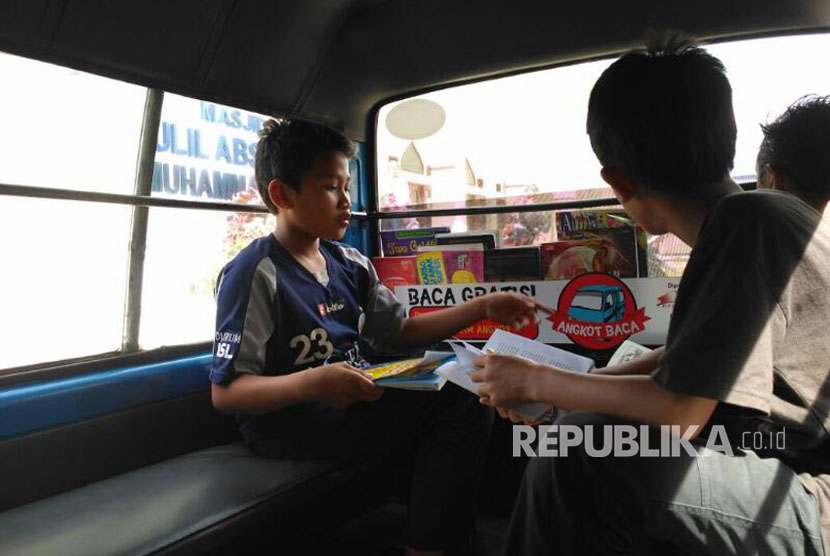 Sekelompok mahasiswa Malang yang menamakan diri Mahasiswa Penggerak (MAGER) menggagas gerakan kreatif menumbuhkan minat baca masyarakat lewat Angkot Baca.