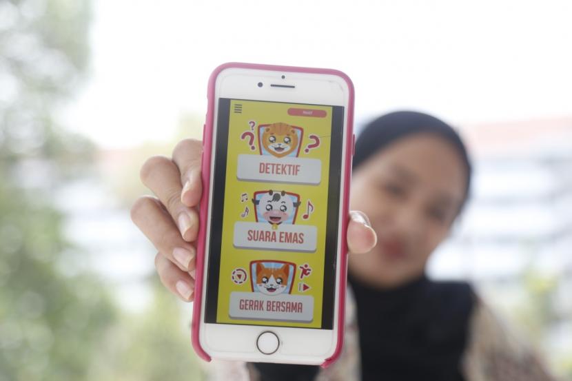 Sekelompok mahasiswa Universitas Muhammadiyah Malang (UMM) mengembangkan aplikasi Viduatik yang ditunjukkan untuk menangani keterlambatan belajar anak. 
