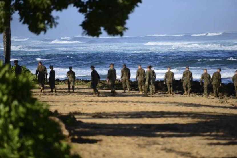 Sekelompok marinir AS berjalan di pantai dekat Pos Komando Insiden Haleiwa di Haleiwa, Hawaii.