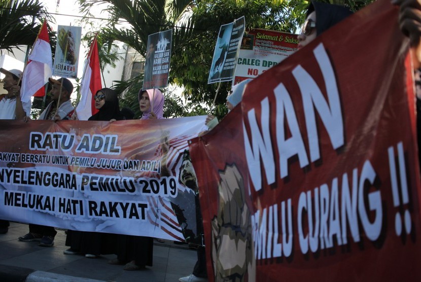 Sekelompok massa menamakan diri Ratu Adil (Rakyat Bersatu Untuk Pemilu Jujur dan Adil) berunjukrasa di depan gedung KPU Kota Surabaya, Jawa Timur, Rabu (22/5).