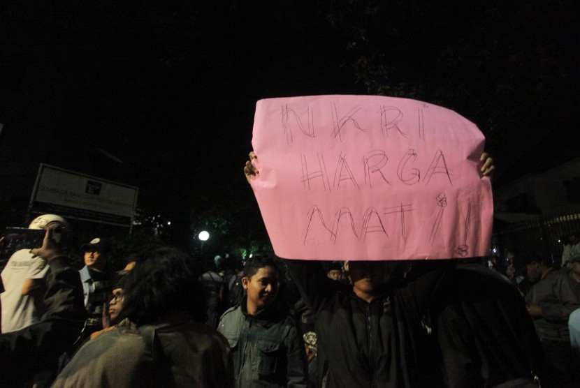 Sekelompok massa mengepung dan melakukan orasi di depan kantor Lembaga Bantuan Hukum Jakarta, Ahad (17/9) malam.