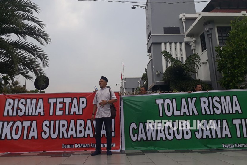 Sekelompok massa yang mengatasnamakan dirinya Relawan Saya Surabaya menggelar aksi di depan Gedung Balai Kota Surabaya, Jalan Wali Kota Mustajab, Surabaya, Jumat (5/1). Dalam tuntutannya, massa aksi tersebut meminta Wali Kota Surabaya, Tri Rismaharini untuk tidak menggubris dorongan yang memintanya maju pada kontestasi Pilgub Jatim 2018.