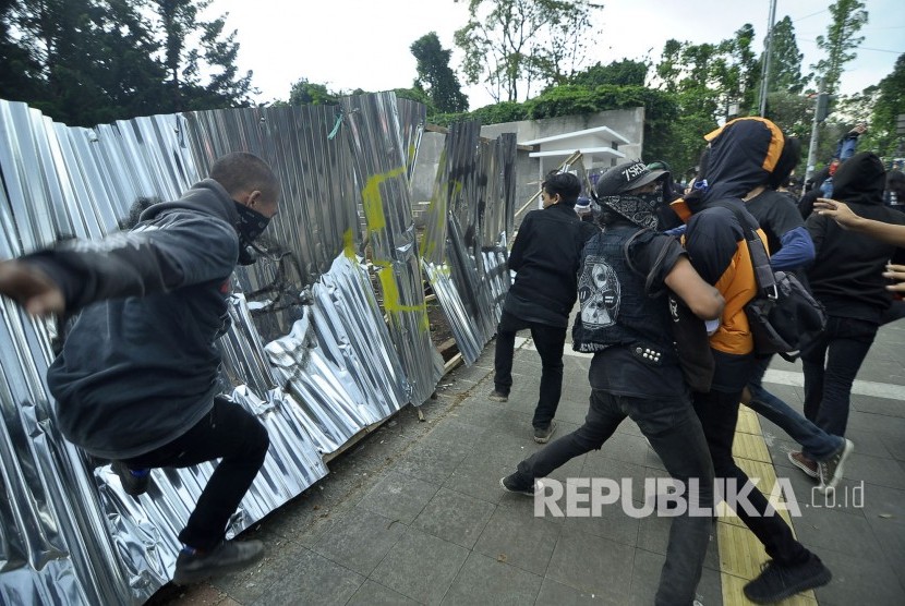 Sekelompok orang melakukan pengerusakan seng tutup taman Cikapayang yang diperbaiki di Jalan Ir. Djuanda (Dago), Kota Bandung, Senin (1/5). 